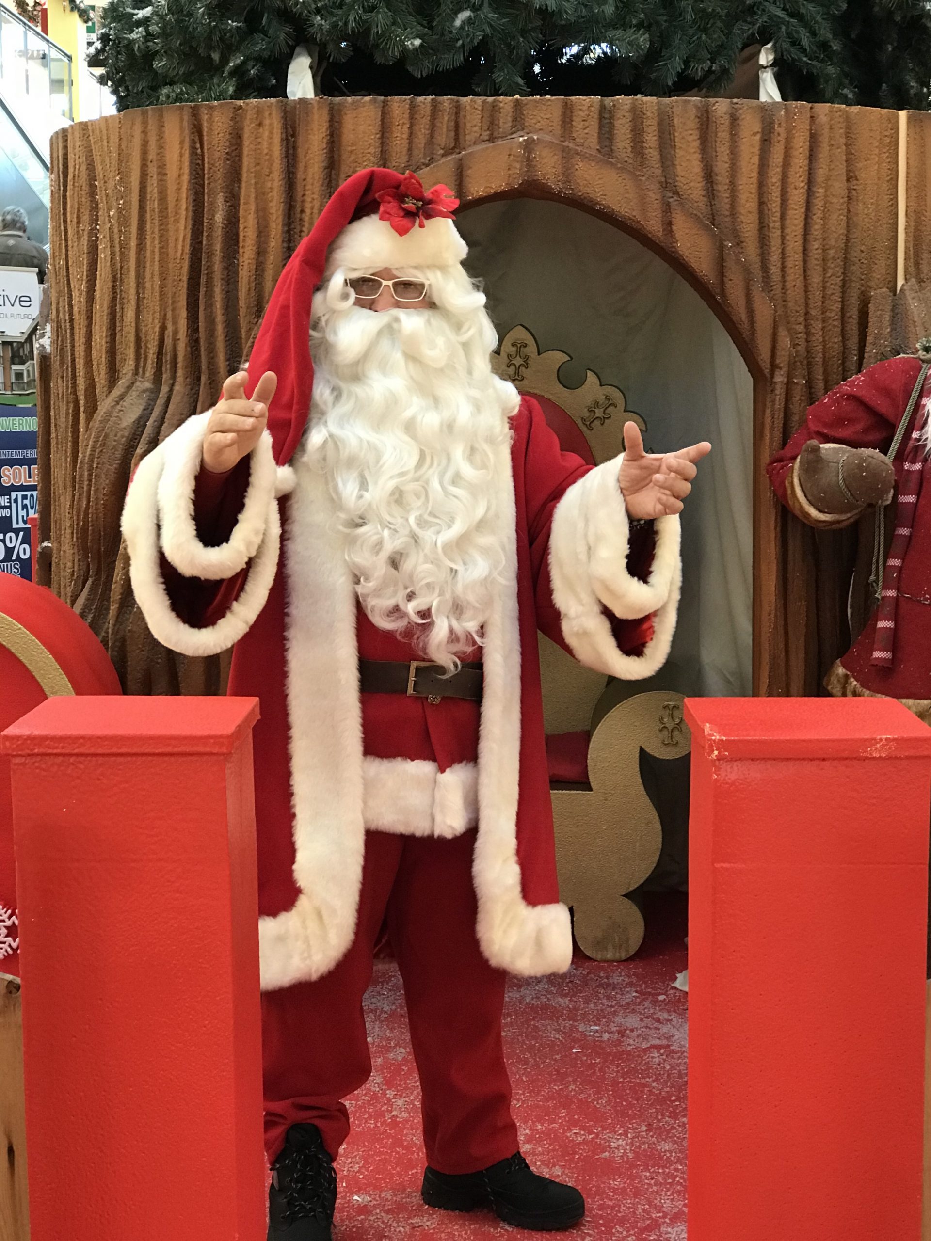 Babbo Natale davanti alla scenografia con trono